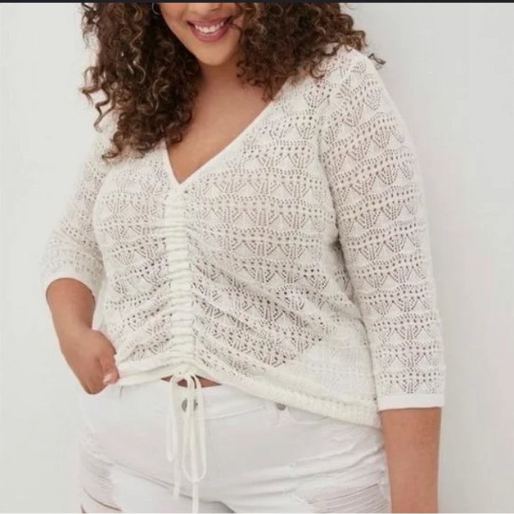 Torrid White Open Stitch V Neck cinched Top sz 2
